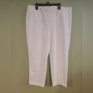 🏷3/$15🏷 Apt 9 White Capri Pant - Never worn - 12